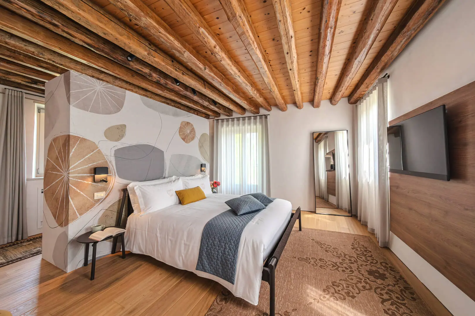 Eleganza-rustica-nella-suite-Duchi