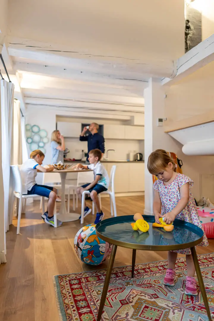 Una-famiglia-si-gode-momenti-in-unaccogliente-casa-vacanza